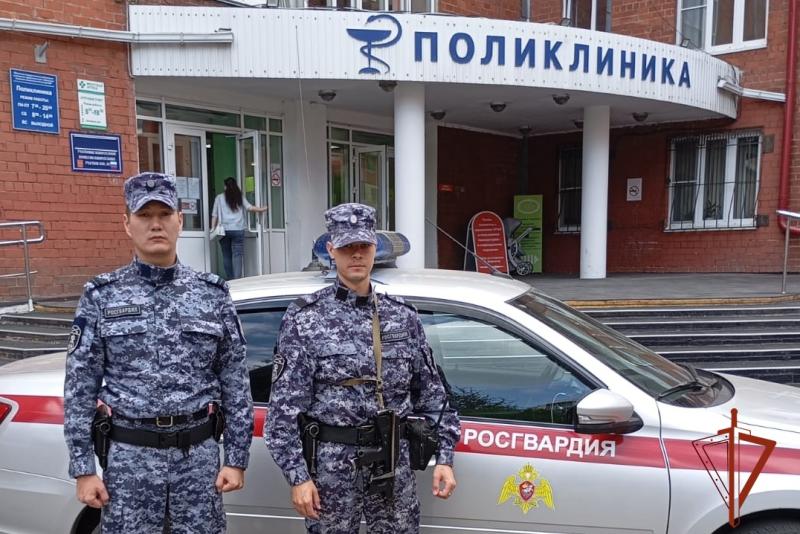 В Иркутске сотрудники вневедомственной охраны Росгвардии оказали содействие полиции в задержании мужчины, ранившего в ходе нападения персонал медучреждения