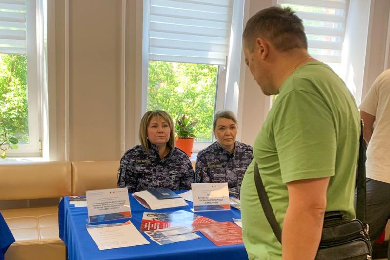 Кузбасские росгвардейцы продолжают знакомить граждан с важностью своей службы