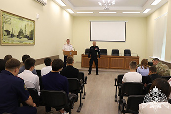 Офицер СОБР «Пламя» провел урок мужества для молодых следователей и студентов