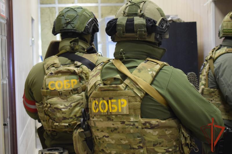 При содействии СОБР Росгвардии задержана подозреваемая в сбыте наркотического вещества мефедрон