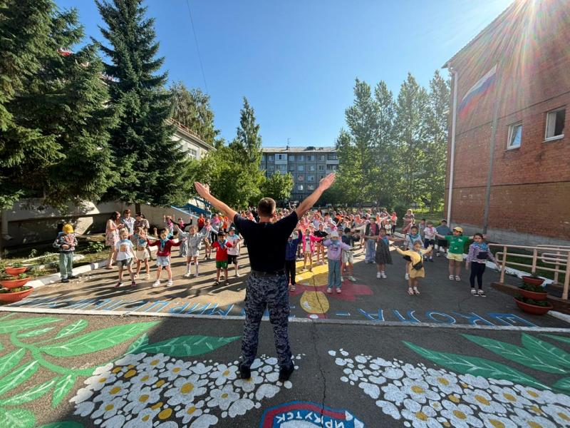 Более тысячи школьников приняли участие в акции «Зарядка с Росгвардией» в Иркутской области