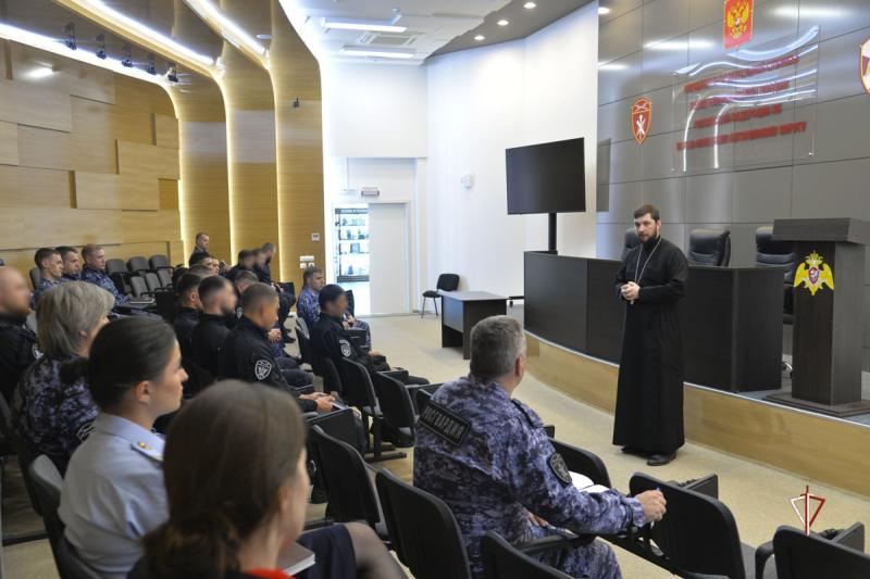 Росгвардейцы на Ямале отметили День семьи, любви и верности встречей с духовенством