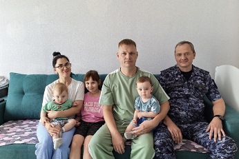 Сотрудники Росгвардии поздравили семьи сослуживцев с Днем семьи, любви и верности