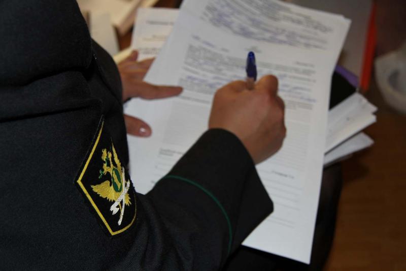 Судебный пристав-исполнитель помог получить задолженность по зарплате работнику предприятия