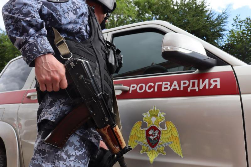Росгвардейцы задержали предполагаемого виновника в причинении ножевых ранений хозяину дома