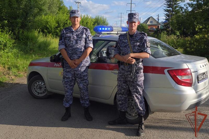 Росгвардейцы эвакуировали жильцов из горящего частного дома в Республике Алтай