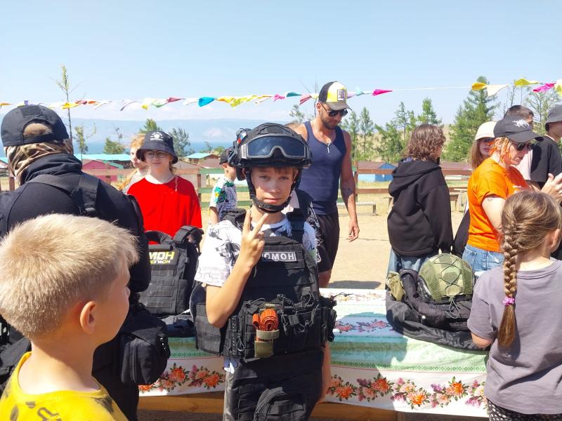 В Иркутской области росгвардейцы познакомили юных жителей региона со своей профессией в рамках ведомственной акции «Каникулы с Росгвардией»