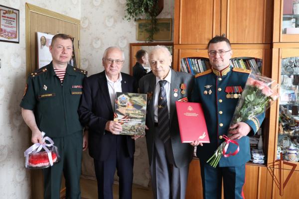 Росгвардия поздравила с 99-летием ветерана Великой Отечественной войны Германа Андросенко, который штурмовал Берлин