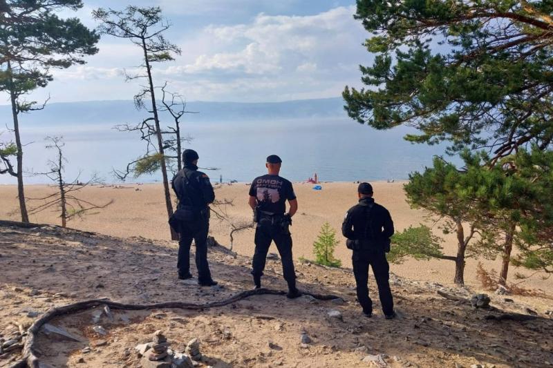 Спецподразделения Росгвардии обеспечивают безопасность туристов на паромной переправе к острову Ольхон