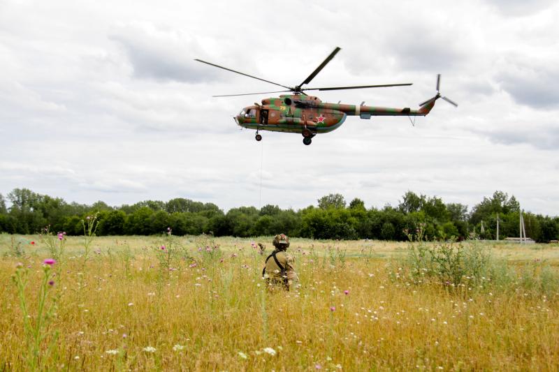 В Кузбассе бойцы Росгвардии отработали беспарашютное десантирование с вертолёта