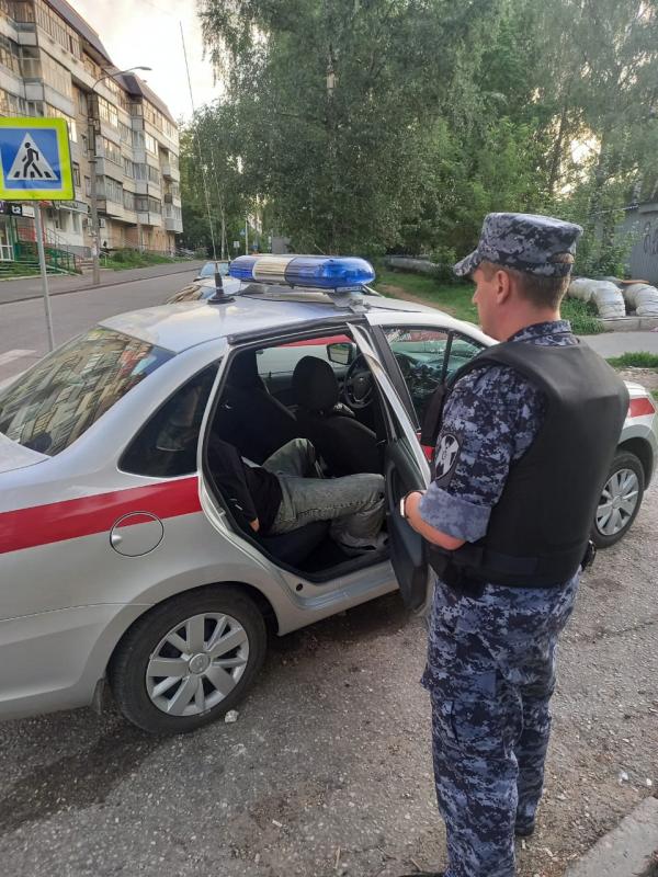 Во Владимире росгвардейцы задержали мужчину, незаконно проникшего в магазин