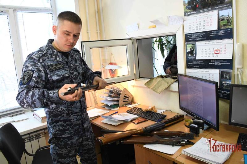 Росгвардейцы проводят профилактические беседы с владельцами зарегистрированного огнестрельного оружия