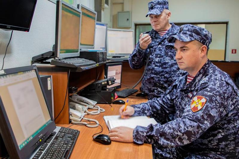 Росгвардейцы защитили работницу кафе от неадекватного поведения ночного посетителя