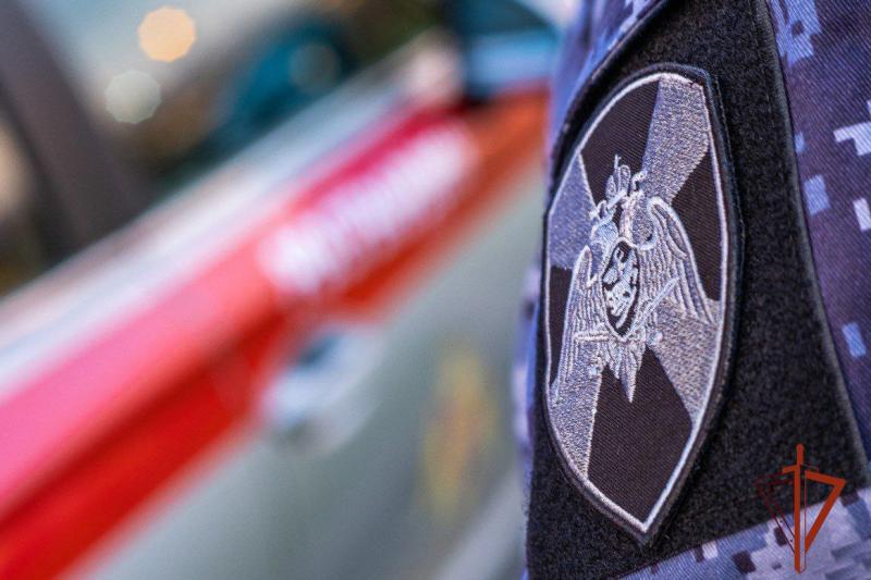 Сотрудники Росгвардии задержали жителя Иркутска, подозреваемого в хранении наркотических веществ в крупном размере