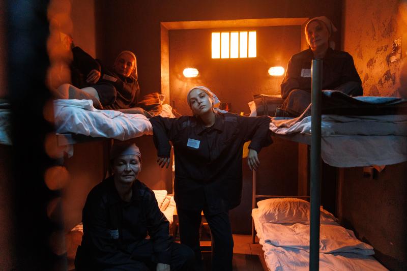 «ХАЙ, СИСТЕРС»
Okko и ТНТ выпустят драмеди про трёх сестёр