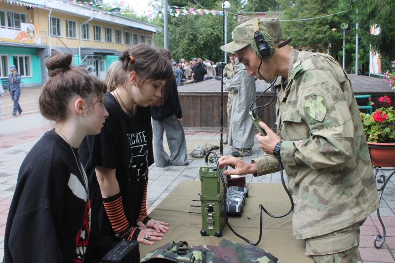 В Иркутской области сотрудники и военнослужащие Росгвардии проводят патриотические мероприятия для школьников региона