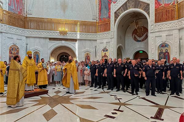 Сотрудники столичного главка Росгвардии приняли участие в литургии по случаю Дня крещения Руси