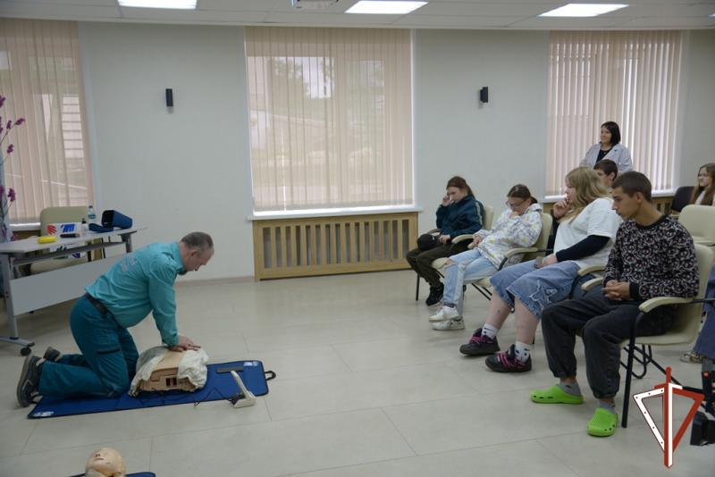 В Югре Росгвардия рассказала воспитанникам подшефного социального центра, как безопасно провести летние каникулы