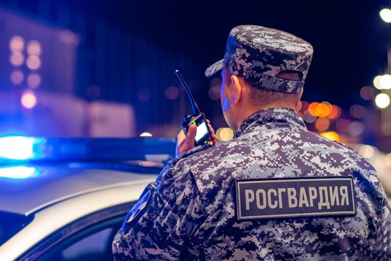 Росгвардейцы задержали мужчину, избившего знакомого в хостеле