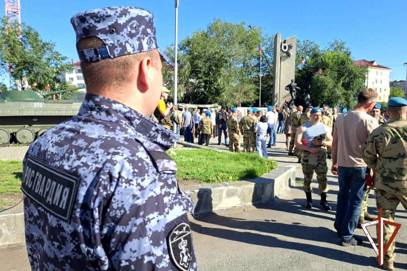 В Зауралье сотрудники Росгвардии обеспечили правопорядок в День ВДВ