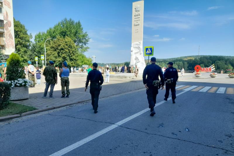 Сотрудники Росгвардии обеспечили безопасность граждан в День ВДВ в городах Кузбасса