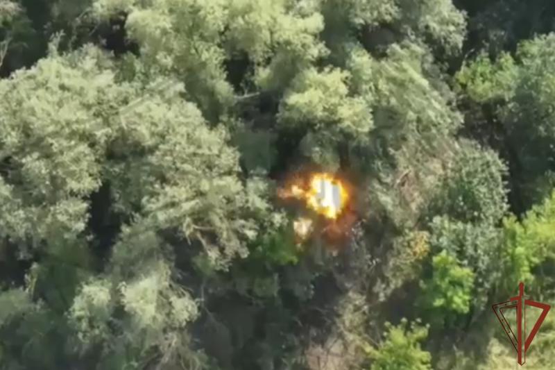 Расчеты FPV-дронов «стальной» бригады Росгвардии уничтожили замаскированную технику ВСУ на харьковском направлении