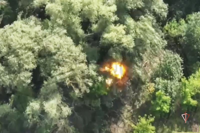 Расчеты FPV-дронов «стальной» бригады Росгвардии уничтожили замаскированную технику ВСУ на харьковском направлении