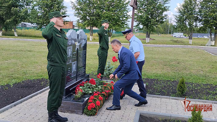 Росгвардейцы приняли участие в открытии памятника погибшему при отражении атаки БпЛА экипажу вертолета