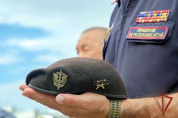 В Республике Алтай молодым сотрудникам ОМОН «Шонкор» вручили черные береты