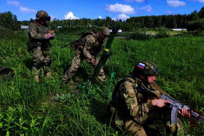 Военнослужащие Уральского округа Росгвардии совершенствуют практические навыки по управлению огнем артиллерии