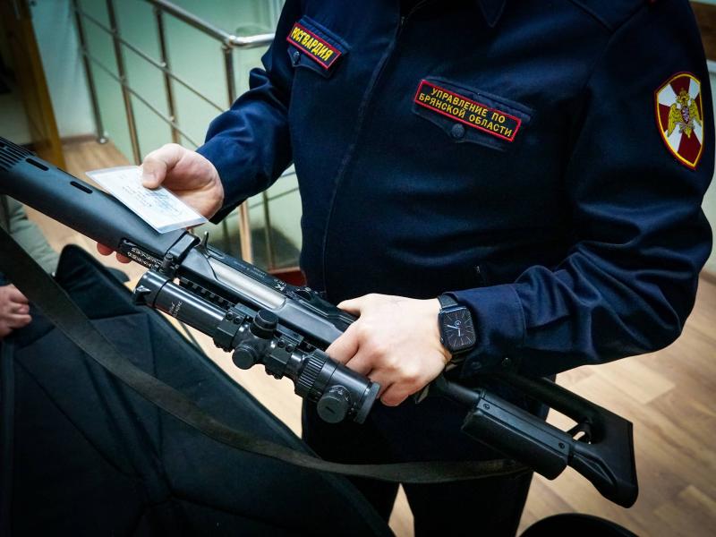 Более 360 брянских владельцев оружия росгвардейцы проверили на прошлой неделе