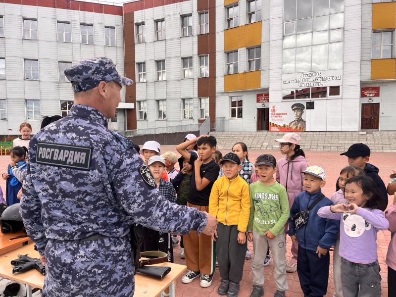 Ведомственная акция «Каникулы с Росгвардией» продолжается в Туве