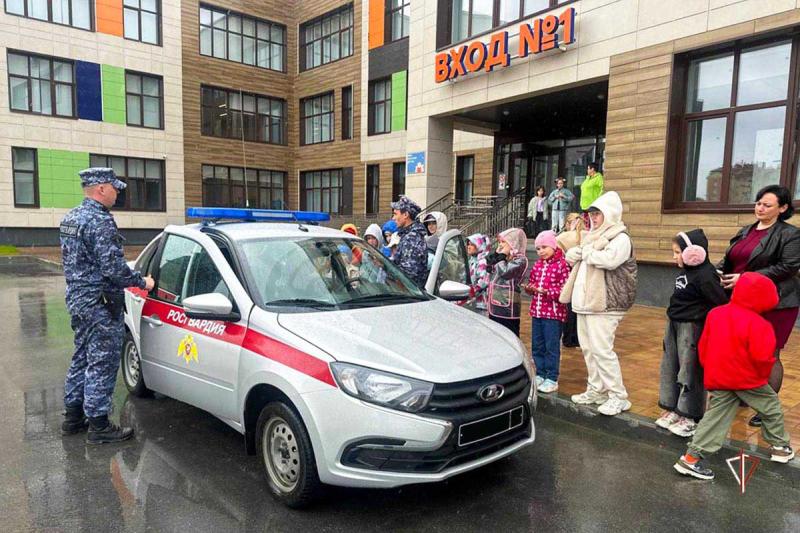 Росгвардия провела патриотическое мероприятие для школьников Нового Уренгоя