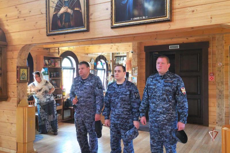 Сотрудники Росгвардии приняли участие в праздничном богослужении в поселке Уренгой
