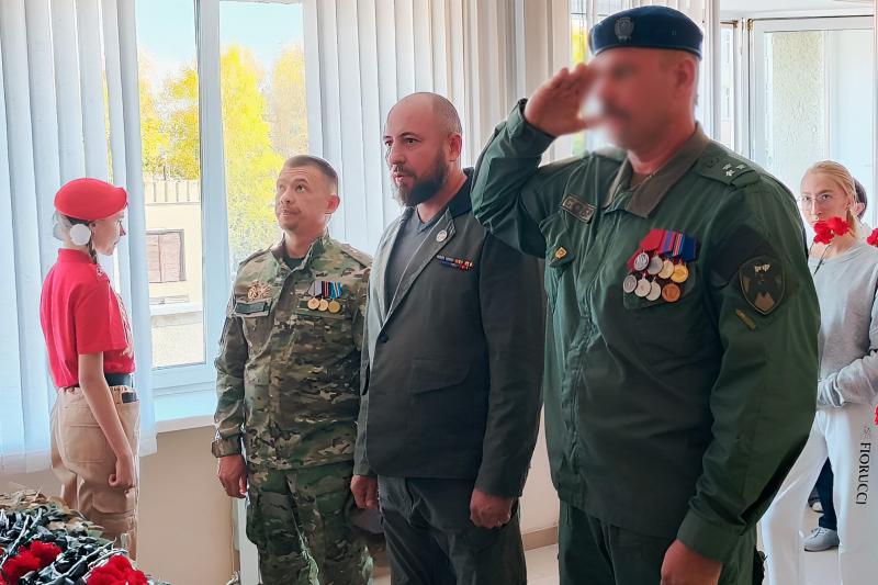 Офицер СОБР Росгвардии принял участие в церемонии открытия Стенда Памяти в Кемерове