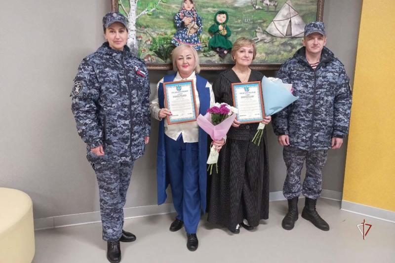 Офицеры Росгвардии поздравили ямальских учителей с профессиональным праздником