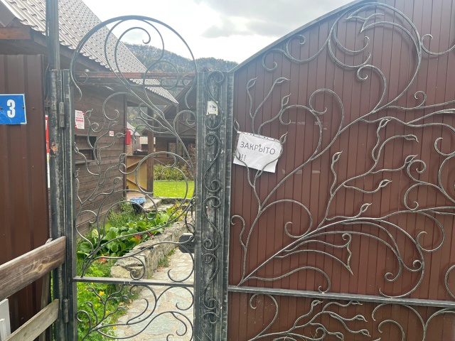 Судебные приставы Республики Алтай проверяют исполнение решения суда о приостановлении деятельности базы отдыха в Чемальском районе