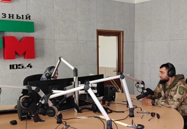 Военнослужащий ОГВ(с) принял участие в радиоэфире, посвященном Международному дню военного журналиста