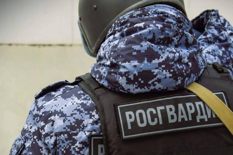 Росгвардейцы задержали напавшего на посетителя бара дебошира