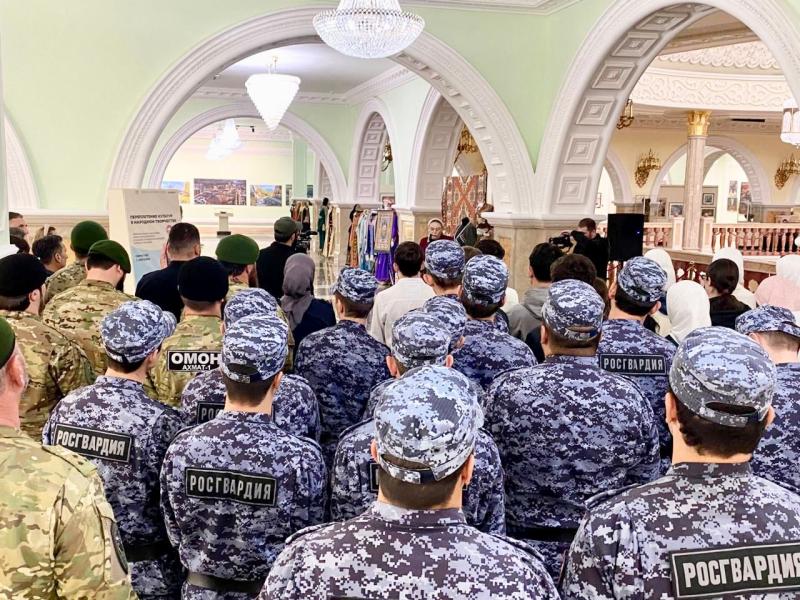 РОСГВАРДЕЙЦЫ ПРИНЯЛИ УЧАСТИЕ В ОТКРЫТИИ ВЫСТАВКИ «ПЕРЕПЛЕТЕНИЕ КУЛЬТУР В НАРОДНОМ КОСТЮМЕ» В ГРОЗНОМ