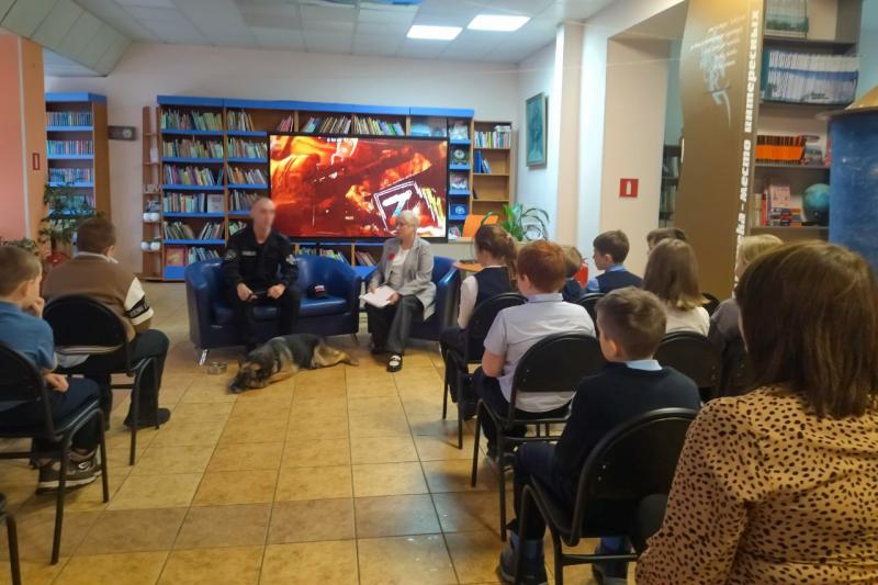 Кинолог Росгвардии познакомил кемеровских четвероклассников со своей напарницей