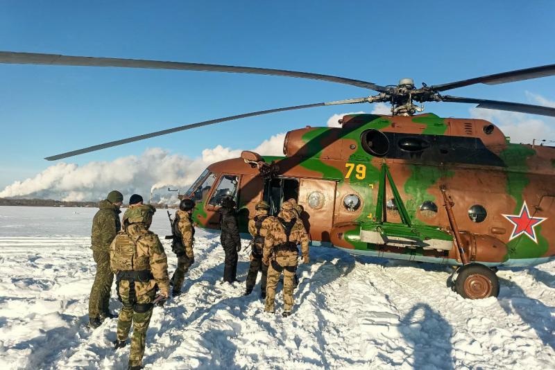 ОМОН «Оберег» и авиация Росгвардии отработали беспарашютное десантирование в Кузбассе