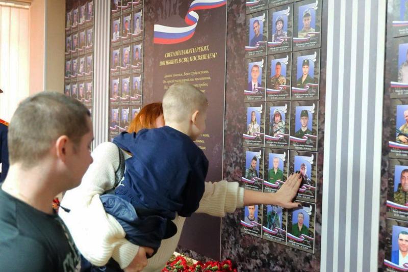 Росгвардейцы почтили память героев СВО на открытии Стенда Памяти в Кемерове