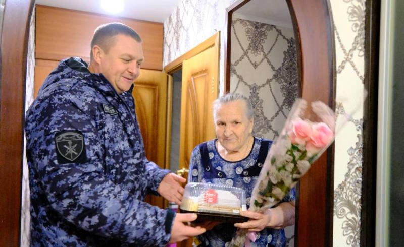 Росгвардейцы поздравили с днём рождения маму погибшего воина правопорядка в Тамбове