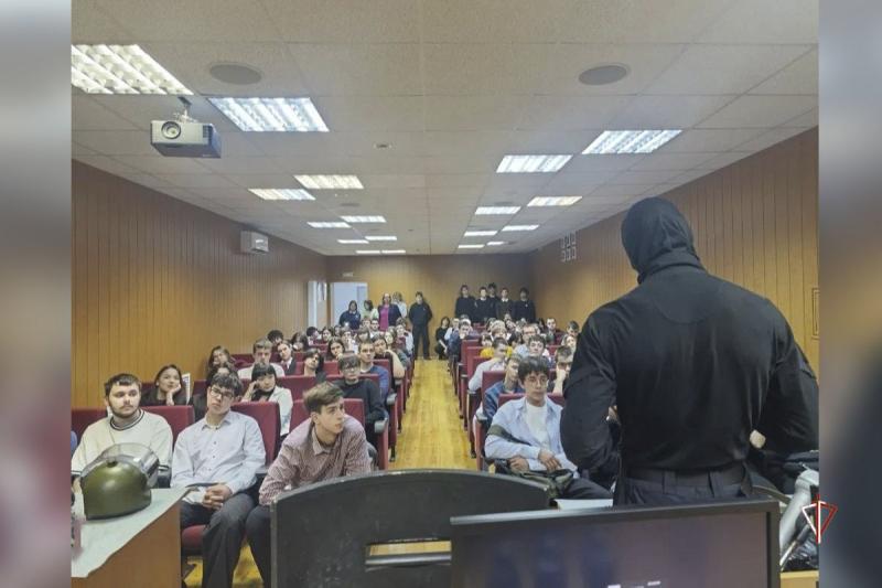 На Ямале офицеры СОБР Росгвардии встретились со студентами