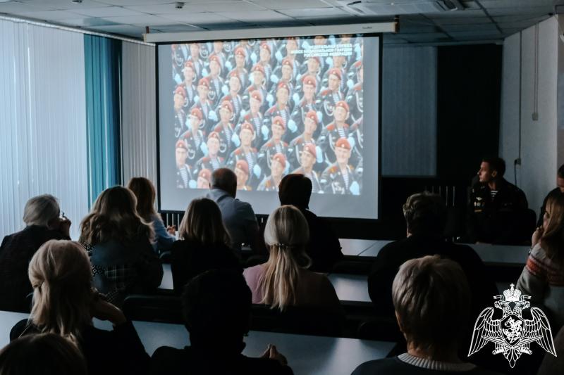 В Смоленске росгвардейцы приняли участие в акции, приуроченной ко Дню Героев Отечества