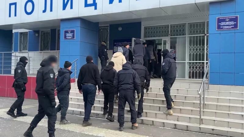 В Казани бойцы ОМОН Росгвардии помогли задержать 12 работавших в автомастерской нелегальных мигрантов