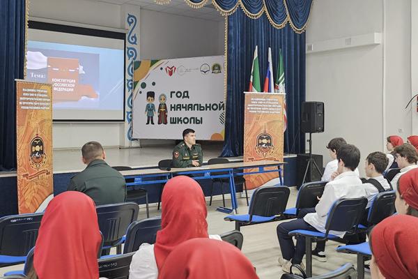 Военнослужащие ОГВ(с) провели для школьников тематическое занятие в Грозном