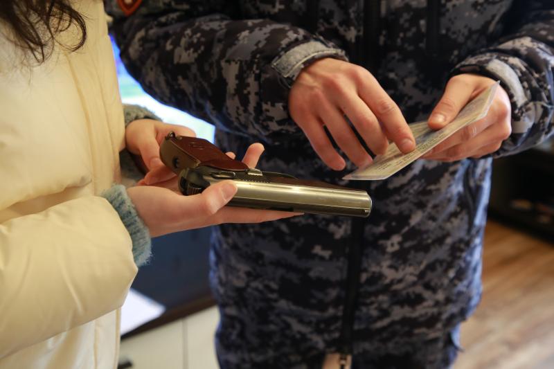 В Мордовии росгвардейцы совместно с коллегами из МВД завершили проверки владельцев оружия, проживающих вместе с несовершеннолетними детьми