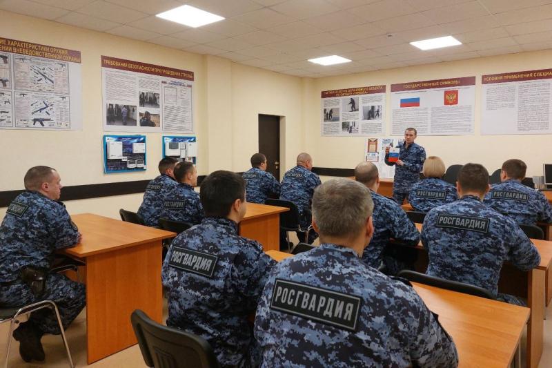 Сотрудники ОВО Росгвардии по Нижнекамскому району Республики Татарстан отметили День Конституции Российской Федерации